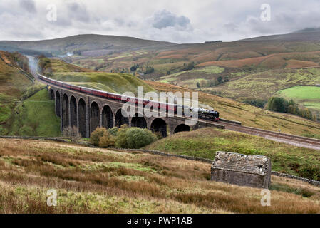 Dentdale, Cumbria, Royaume-Uni. 17 Oct, 2018. Spécial vapeur 'la croix' Dalesman Pendle Arten Gill Viaduct in remote Dentdale, dans le Parc National des Yorkshire Dales. Le train est tiré par no 35018 L'Inde britannique 'ligne', une locomotive à vapeur pour construire le chemin de fer en 1945. L'excursion a commencé à Bangor mais la section vapeur du voyage a été sur la célèbre ligne Settle-Carlisle de Hellifield, près de Skipton, à Carlilse et retour. Crédit : John Bentley/Alamy Live News Banque D'Images