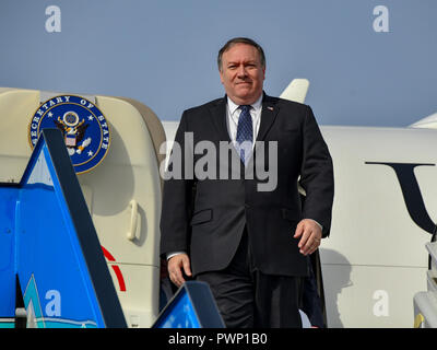 Ankara, Turquie. 17 Oct, 2018. La secrétaire d'État des États-Unis, Mike Pompeo promenades hors de l'aéronef à l'arrivée à l'aéroport Esenboga, 17 octobre 2018, à Ankara, Turquie. Pompey est sur une mission d'enquête suite à la disparition de journaliste saoudien Jamal Khashoggi qui croyait tué par la sécurité saoudienne à Istanbul. Credit : Planetpix/Alamy Live News Banque D'Images