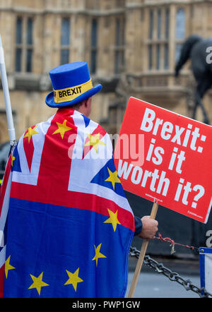 Londres, Royaume-Uni. 17 Oct 2018. Anti-Brexit participants devant le Parlement le jour Theresa peuvent se rend à Bruxelles pour tenter d'obtenir un accord sur Brexit avec l'UE27. Démonstration Brexit, le Parlement, London, London Crédit : Tommy/Alamy Live News Banque D'Images