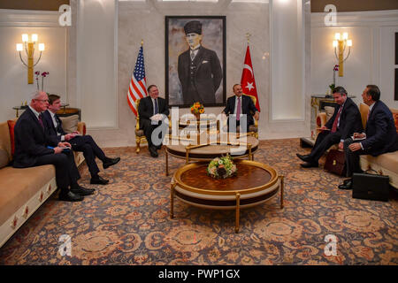 Ankara, Turquie. 17 Oct, 2018. La secrétaire d'État des États-Unis, Mike Pompeo, gauche, lors d'une réunion bilatérale avec le Ministre turc des affaires étrangères, Mevlut Cavusoglu, 17 octobre 2018, à Ankara, Turquie. Pompey est sur une mission d'enquête suite à la disparition de journaliste saoudien Jamal Khashoggi qui croyait tué par la sécurité saoudienne à Istanbul. Credit : Planetpix/Alamy Live News Banque D'Images