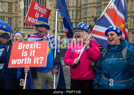 Londres, Royaume-Uni. 17 Oct 2018. Anti-Brexit participants devant le Parlement le jour Theresa peuvent se rend à Bruxelles pour tenter d'obtenir un accord sur Brexit avec l'UE27. Démonstration Brexit, le Parlement, London, London Crédit : Tommy/Alamy Live News Banque D'Images