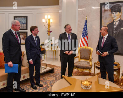 Ankara, Turquie. 17 Oct, 2018. La secrétaire d'État des États-Unis, Mike Pompeo, centre, avant une réunion bilatérale avec le Ministre turc des affaires étrangères, Mevlut Cavusoglu, droite, comme sous-secrétaire d'État aux affaires politiques David Hale et Représentant spécial pour l'Engagement de la Syrie, l'Ambassadeur James Jeffrey regarder le 17 octobre 2018, à Ankara, Turquie. Pompey est sur une mission d'enquête suite à la disparition de journaliste saoudien Jamal Khashoggi qui croyait tué par la sécurité saoudienne à Istanbul. Credit : Planetpix/Alamy Live News Banque D'Images