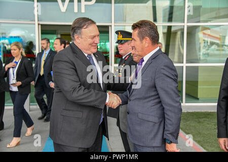 Ankara, Turquie. 17 Oct, 2018. La secrétaire d'État des États-Unis, Mike Pompeo, gauche, grâce sous-gouverneur de Ankara Murat Soylu, droite, pendant qu'il marche à son avion à partir de l'aéroport Esenboga, 17 octobre 2018, à Ankara, Turquie. Pompey est sur une mission d'enquête suite à la disparition de journaliste saoudien Jamal Khashoggi qui croyait tué par la sécurité saoudienne à Istanbul. Credit : Planetpix/Alamy Live News Banque D'Images