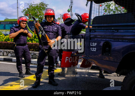 Une unité de la Réserve fédérale (FRU) vu la préparation de leurs engins de tenir certains manifestant hooligan à Kuala Lumpur pendant l'# Bantah1050 rallye. Des centaines d'étudiants malaisiens et les travailleurs marchaient ensemble pour soutenir le # Bantah1050 rassemblement pour protester contre le salaire minimum des travailleurs de Malaisie et de la demande d'augmenter le salaire minimum à RM 1800. Le nouveau gouvernement de la Malaisie a annoncé le salaire minimum augmenter jusqu'à RM 1050 et sera effectivement le 1er janvier 2019 y compris Sabah et Sarawak. Le # Bantah1050 rassemblement a été organisée par le Congrès des syndicats malais (MTUC) et soutenu par 30 organisations non Banque D'Images