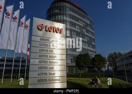 Gdansk, Pologne 17. Oct 2018 Grzegorz Schetyna et Jaroslaw Walesa conférence de presse organisée à propos de planifié par le gouvernement PiS géant de l'huile par l'acquisition de la société LOTOS PKN Orlen. Conférence est une partie de leur campagne électorale. La compagnie pétrolière LOTOS et logo est vu © Vadim Pacajev / Alamy Live News Banque D'Images