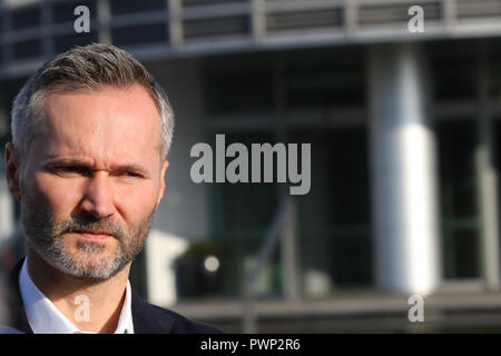 Gdansk, Pologne 17. Oct 2018 Grzegorz Schetyna et Jaroslaw Walesa conférence de presse organisée à propos de planifié par le gouvernement PiS géant de l'huile par l'acquisition de la société LOTOS PKN Orlen. Conférence est une partie de leur campagne électorale. Jaroslaw Walesa le candidat à la mairie de Gdansk dans les élections locales entrant est vu © Vadim Pacajev / Alamy Live News Banque D'Images