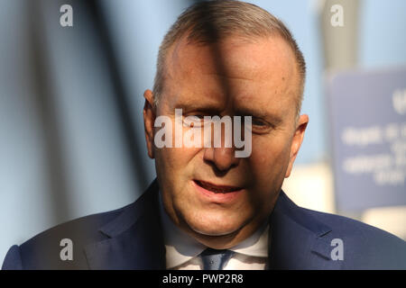 Gdansk, Pologne 17. Oct 2018 Grzegorz Schetyna et Jaroslaw Walesa conférence de presse organisée à propos de planifié par le gouvernement PiS géant de l'huile par l'acquisition de la société LOTOS PKN Orlen. Conférence est une partie de leur campagne électorale. Grzegorz Schetyna - Plate-forme civique (PO) leader est vu © Vadim Pacajev / Alamy Live News Banque D'Images