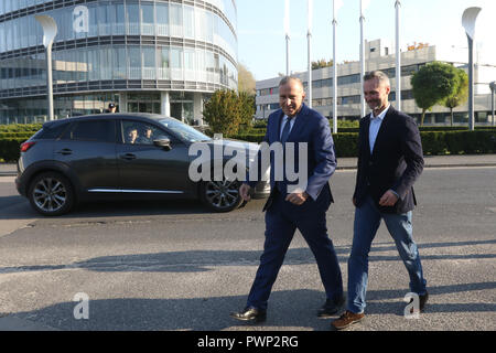 Gdansk, Pologne 17. Oct 2018 Grzegorz Schetyna et Jaroslaw Walesa conférence de presse organisée à propos de planifié par le gouvernement PiS géant de l'huile par l'acquisition de la société LOTOS PKN Orlen. Conférence est une partie de leur campagne électorale. Grzegorz Schetyna (L) - Plate-forme civique (PO) et Jaroslaw Walesa chef le candidat à la mairie de Gdansk dans les élections locales entrant sont vus © Vadim Pacajev / Alamy Live News Banque D'Images