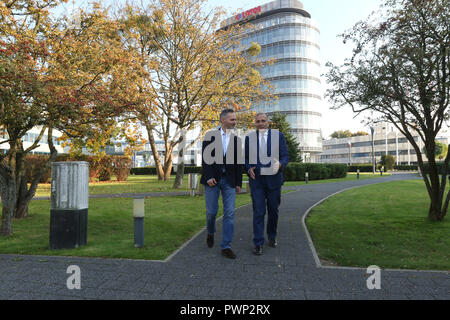 Gdansk, Pologne 17. Oct 2018 Grzegorz Schetyna et Jaroslaw Walesa conférence de presse organisée à propos de planifié par le gouvernement PiS géant de l'huile par l'acquisition de la société LOTOS PKN Orlen. Conférence est une partie de leur campagne électorale. Grzegorz Schetyna (R) - Plate-forme civique (PO) et Jaroslaw Walesa chef le candidat à la mairie de Gdansk dans les élections locales entrant sont vus © Vadim Pacajev / Alamy Live News Banque D'Images