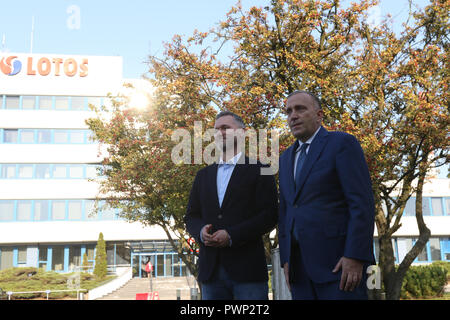 Gdansk, Pologne 17. Oct 2018 Grzegorz Schetyna et Jaroslaw Walesa conférence de presse organisée à propos de planifié par le gouvernement PiS géant de l'huile par l'acquisition de la société LOTOS PKN Orlen. Conférence est une partie de leur campagne électorale. Grzegorz Schetyna (R) - Plate-forme civique (PO) et Jaroslaw Walesa chef le candidat à la mairie de Gdansk dans les élections locales entrant sont vus © Vadim Pacajev / Alamy Live News Banque D'Images