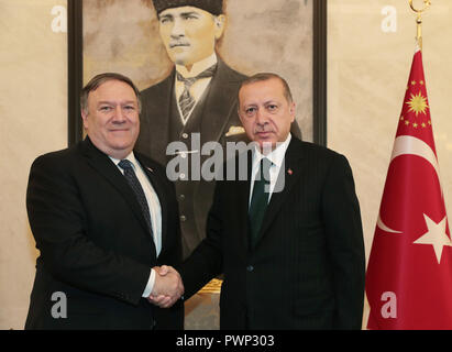 Ankara. 17 Oct, 2018. Le Président turc, Recep Tayyip Erdogan (R) se réunit avec les visites du secrétaire d'État des États-Unis, Mike Pompeo à Ankara, Turquie, 17 octobre 2018, au milieu de la disparition d'un journaliste saoudien attirer dans le monde. Credit : Palais Présidentiel turc/Xinhua/Alamy Live News Banque D'Images