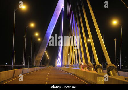 À Jinja, en Ouganda. 17, octobre, 2018. L'éclairage fait à la source du Nil Bridge dans la nuit avant d'être commandé par le Président ougandais Yoweri Museveni. Crédit ; Donald Kiirya/Alamy Live News. Banque D'Images