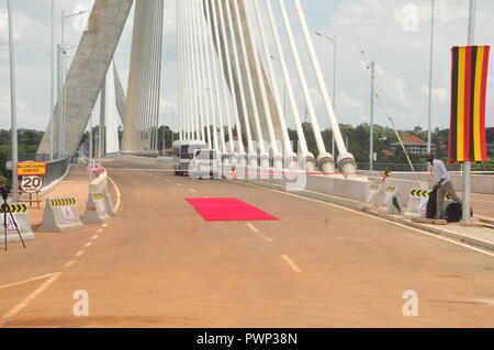 À Jinja, en Ouganda. 17, octobre, 2018. La source du Nil bridge qui a été commandé par le Président ougandais Yoweri Museveni. Crédit ; Donald Kiirya/Alamy Live News. Banque D'Images