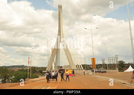 À Jinja, en Ouganda. 17, octobre, 2018. La source du Nil bridge qui a été commandé par le Président ougandais Yoweri Museveni. Crédit ; Donald Kiirya/Alamy Live News. Banque D'Images