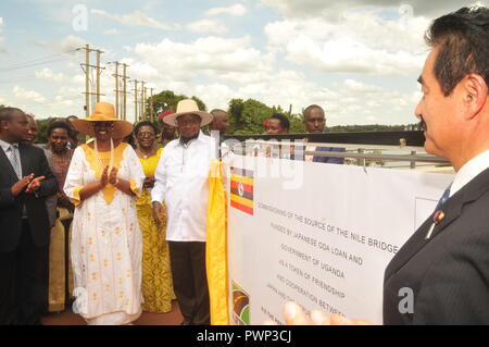 À Jinja, en Ouganda. 17 Octobre 2018 : Le Président ougandais Yoweri Museveni (au milieu) et le Vice-Ministre des affaires étrangères au Japon Masahisa Sato (droite) de la mise en service de la source du Nil Bridge à Jinja. À la recherche sur est la première Dame Janet Museveni (2ème à gauche). Crédit ; Donald Kiirya/Alamy Live News. Banque D'Images