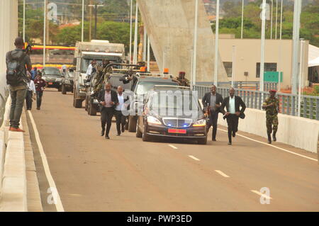 À Jinja, en Ouganda. 17, octobre, 2018. Le cortège du président de l'Ouganda sur les 525 mètres de long pont Source du Nil qu'il a commandé à Jinja. Crédit ; Donald Kiirya/Alamy Live News. Banque D'Images