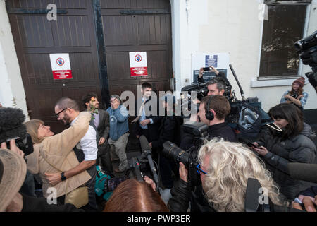 Prison Preston Preston, Royaume-Uni. 17e. 2018 octobre : Trois anti-fracking manifestants ont été libérés de prison après Preston ils appelé avec succès de leur peine. Le juge de la cour d'appel a fait observer que l'année et demi d'emprisonnement étaient draconiennes pour la manifestation qu'ils effectué lorsqu'ils ont interrompu les livraisons vers le gaz de schiste exploratoire Cuadrilla site près de Blackpool. Une petite foule de supporters les ont accueillis comme la prison de gauche. Crédit : Dave Ellison/Alamy Live News Banque D'Images