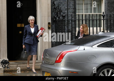 Londres, Royaume-Uni. 17 Oct, 2018. De Premier ministre britannique Theresa peut les feuilles, en avance sur l'avant d'un sommet de l'UE à Bruxelles, du 10, Downing Street à Londres, le mercredi 17 octobre, 2018. Credit : Luke MacGregor/Alamy Live News Banque D'Images
