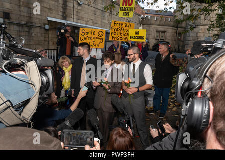 Prison Preston Preston, Royaume-Uni. 17e. 2018 octobre : Trois anti-fracking manifestants ont été libérés de prison après Preston ils appelé avec succès de leur peine. Le juge de la cour d'appel a fait observer que l'année et demi d'emprisonnement étaient draconiennes pour la manifestation qu'ils effectué lorsqu'ils ont interrompu les livraisons vers le gaz de schiste exploratoire Cuadrilla site près de Blackpool. Une petite foule de supporters les ont accueillis comme la prison de gauche. Crédit : Dave Ellison/Alamy Live News Banque D'Images