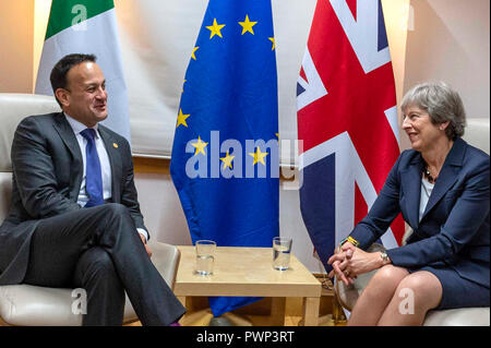 Bruxelles, Belgique. 17 Oct, 2018. Photos de la réunion bilatérale entre le Premier ministre irlandais, Leo Varadkar et TD de Premier ministre britannique, Theresa MP mai à Bruxelles, le mercredi 17 octobre, 2019. Attentes d'une percée sont faibles, avec l'impasse des pourparlers sur la question de la frontière irlandaise.Les dirigeants de l'UE jusqu'à dire que c'est le premier ministre britannique de trouver de nouvelles idées pour le résoudre. Mme peut s'en tient à ce plan, elle a déjà indiqué - mais il y a spéculation la période de transition post-Brexit pourrait être étendu. Credit : Irish Eye/Alamy Live News Banque D'Images