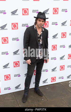 Londres, Royaume-Uni. 17 octobre 2018. The Round House Chalk Farm Londres Royaume-Uni 17 août 2018 gaz Coombes arrive aux Q Awards 2018 en association avec Absolute radio Credit: Dean Fardell / Alay Live News Feed / Alay Live News Banque D'Images