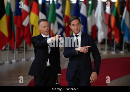 Bruxelles, Belgique. 17 Oct, 2018. Le Premier ministre néerlandais Mark Rutte, droite, arrive au sommet de l'UE à Bruxelles aujourd'hui, le mercredi, Octobre 17, 2018. Le sommet est de traiter principalement avec l'état actuel de l'Brexit parle. Credit : Jakub Dospiva/CTK Photo/Alamy Live News Banque D'Images