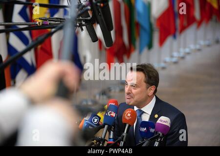 Bruxelles, Belgique. 17 Oct, 2018. Le Premier Ministre du Luxembourg Xavier Bettel s'adresse aux journalistes comme il arrive pour le sommet européen de Bruxelles aujourd'hui, le mercredi, Octobre 17, 2018. Le sommet est de traiter principalement avec l'état actuel de l'Brexit parle. Credit : Jakub Dospiva/CTK Photo/Alamy Live News Banque D'Images