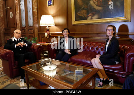 Giovanni Nistri, Elisabetta Trenta e Ilaria Cucchi Rome 17 octobre 2018. Ilaria Cucchi, Stefano Cucchi répond à la soeur du ministre italien de la Défense et le commandant général des carabiniers. Stefano Cucchi a été arrêté le 15 octobre 2009 pour possession de drogue, et après avoir été reconnu coupable dans Regina Coeli prison pour quelques jours, il a été transféré à l'hôpital de Sandro Pertini, où il meurt le 22 octobre 2009. Sur son corps ont été trouvés de nombreux signes de mauvais traitements et de la violence. Les défendeurs sont 5 mousquetons. Foto Samantha Insidefoto Zucchi Banque D'Images