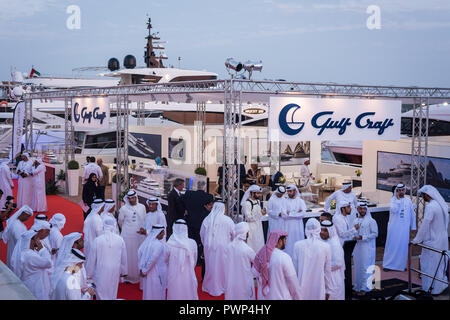 Abu Dhabi National Exhibition Centre, EAU - 17 octobre 2018 : Abu Dhabi International Boat Show 2018 cheikhs arabes attire et Royal arabe d'Abu Dhabi. Credit : Fahd Khan/Alamy Live News Banque D'Images