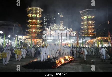 Kuala Lumpur, Kuala Lumpur, Malaisie. 17 Oct, 2018. Les Malais d'origine chinoise à pied sur le charbon de bois brûlant au cours de la dernière journée de l'Empereur Chinois neuf dieux Festival au temple. Les neuf dieux Empereur Festival est une célébration taoïste de neuf jours à compter de la veille du 9e mois lunaire du calendrier chinois, neuf-empereur-dieux-festival-célébré-avec-principalement dans les pays d'Asie du Sud-Est : Crédit Kepy/ZUMA/Alamy Fil Live News Banque D'Images