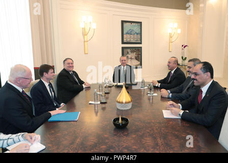 Ankara. 17 Oct, 2018. Le Président turc, Recep Tayyip Erdogan, (C) se réunit avec les visites du secrétaire d'État des États-Unis, Mike Pompeo (3L) à Ankara, Turquie, 17 octobre 2018, au milieu de la disparition d'un journaliste saoudien attirer dans le monde. Credit : Palais Présidentiel turc/Xinhua/Alamy Live News Banque D'Images