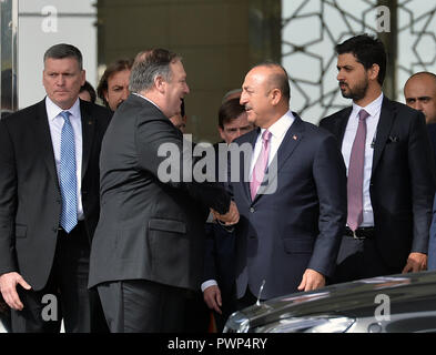 Ankara, Turquie. 17 Oct, 2018. Le Ministre turc des affaires étrangères, Mevlut Cavusoglu (R avant), serre la main avec les visites du secrétaire d'État des États-Unis, Mike Pompeo (L'avant) à Ankara, Turquie, le 17 octobre 2018. Les diplomates turcs et américains se sont rencontrés sur les questions de l'absence du journaliste saoudien et la Syrie Manbij, Ministre des affaires étrangères turc Mevlut Cavusoglu a déclaré mercredi. Credit : Mustafa Kaya/Xinhua/Alamy Live News Banque D'Images