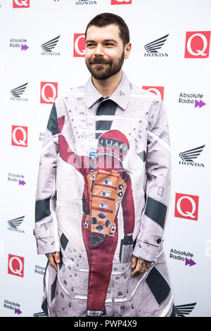 Londres, Royaume-Uni. 17 Oct, 2018. Simon Neil arrive au Q AWARDS 2018 EN ASSOCIATION AVEC RADIO absolue le 17 octobre à Camden Roundhouse London Crédit : Tom Rose/Alamy Live News Banque D'Images