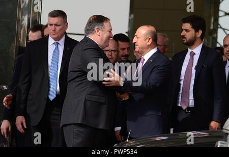 Ankara, Turquie. 17 Oct, 2018. Le Ministre turc des affaires étrangères, Mevlut Cavusoglu (R avant), serre la main avec les visites du secrétaire d'État des États-Unis, Mike Pompeo (L'avant) à Ankara, Turquie, le 17 octobre 2018. Les diplomates turcs et américains se sont rencontrés sur les questions de l'absence du journaliste saoudien et la Syrie Manbij, Ministre des affaires étrangères turc Mevlut Cavusoglu a déclaré mercredi. Credit : Mustafa Kaya/Xinhua/Alamy Live News Banque D'Images