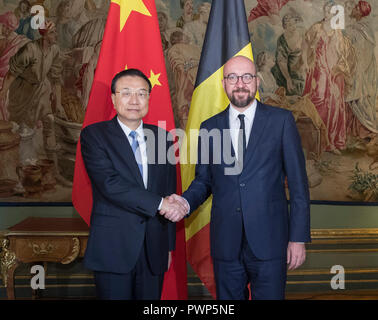 Bruxelles, Belgique. 17 Oct, 2018. Le Premier ministre chinois Li Keqiang (L) s'entretient avec le Premier ministre belge Charles Michel à Bruxelles, Belgique, Octobre 17, 2018. Credit : Wang Ye/Xinhua/Alamy Live News Banque D'Images