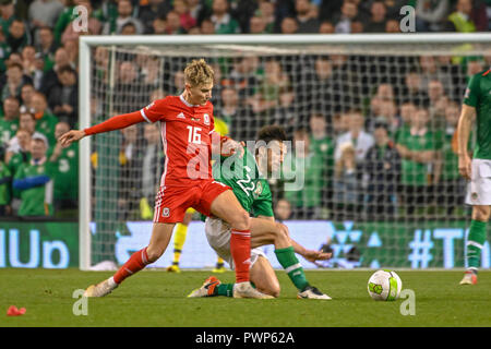 Dublin, Dublin, Irlande. 16 Oct, 2018. David Brooks et Harry Arter vu en action au cours de la Rep de l'Irlande contre le Pays de Galles Nations UEFA match de championnat à l'Aviva Stadium.score final 0-1 Irlande Galles Crédit : Ben Ryan/SOPA Images/ZUMA/Alamy Fil Live News Banque D'Images