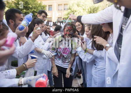 Granada, Granada, Espagne. 17 Oct, 2018. Première année d'étudiant en médecine est considérée être peint par ses camarades au cours des célébrations.Chaque année les étudiants en médecine célébrer 'El Lucas'' à Grenade, avec l'Initiation traditionnelle à les nouveaux étudiants et la ''Lucas jump" Crédit : Carlos Gil/SOPA Images/ZUMA/Alamy Fil Live News Banque D'Images