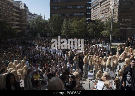 Granada, Granada, Espagne. 17 Oct, 2018. Les étudiants en médecine sont voir recueillies avant les célébrations.Chaque année, les étudiants en médecine célébrer 'El Lucas'' à Grenade, avec l'Initiation traditionnelle à les nouveaux étudiants et la ''Lucas jump" Crédit : Carlos Gil/SOPA Images/ZUMA/Alamy Fil Live News Banque D'Images