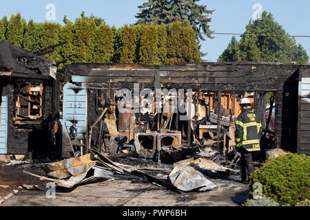 Springfield, Oregon, United States. 17 octobre, 2018. Le chef des pompiers, Ennis évalue les dommages causés à une maison après un inconnu s'allume plusieurs maisons, puis tire sur les premiers intervenants avant de prendre sa propre vie. Joshua Rainey/Alamy Live News Banque D'Images