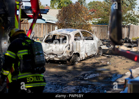 Springfield, Oregon, United States. 17 octobre, 2018. Toyota Prius est complètement brûlé et presque méconnaissable après un inconnu s'allume plusieurs maisons, puis tire sur les premiers intervenants avant de prendre sa propre vie. Joshua Rainey/Alamy Live News Banque D'Images