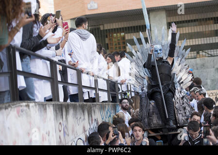 Granada, Granada, Espagne. 17 Oct, 2018. La Lucas habillé en jeu des trônes caractère est vu gesticulant avant les célébrations.Les étudiants en médecine chaque année célébrer 'El Lucas'' à Grenade, avec l'Initiation traditionnelle à les nouveaux étudiants et la ''Lucas jump" Crédit : Carlos Gil/SOPA Images/ZUMA/Alamy Fil Live News Banque D'Images