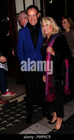 Londres, Royaume-Uni. 17 octobre, 2018. Elaine Paige participant à la société à l'Apollo Theatre à Londres le mercredi 17 octobre 2018 Crédit : Peter Phillips/Alamy Live News Banque D'Images