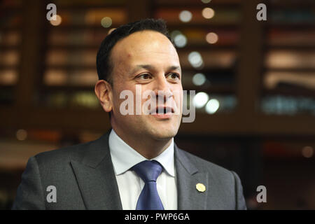 Bruxelles, Belgique. 17 Oct, 2018. Le Premier ministre irlandais, Leo Varadkar parle aux médias lors du Conseil européen de Bruxelles, Belgique, Octobre 17, 2018. L'état actuel de l'Brexit négociations sera la question clé au sommet de l'UE le mercredi soir. Le Premier ministre britannique Theresa May est prévu d'expliquer aux chefs d'Etat des 27 membres de l'UE comment elle envisage une solution pour les autres questions concernant Brexit. Credit : Zheng Huansong/Xinhua/Alamy Live News Banque D'Images