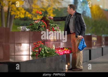 Moscou, Russie. 17 octobre, 2018. Donner des fleurs à la Grande Guerre Patriotique Ville Héroïne de Kerch monument situé sur le jardin d'Alexandre, pour les victimes de la 17 Octobre 2018 École Polytechnique Kertch attaque ; selon le Comité d'enquête, les corps de 17 personnes avec shot plaies ont été trouvés sur le site de l'attaque et d'environ 50 personnes ont été blessées dans la ville de Kertch, en Crimée. Credit : Victor/Vytolskiy Alamy Live News Banque D'Images
