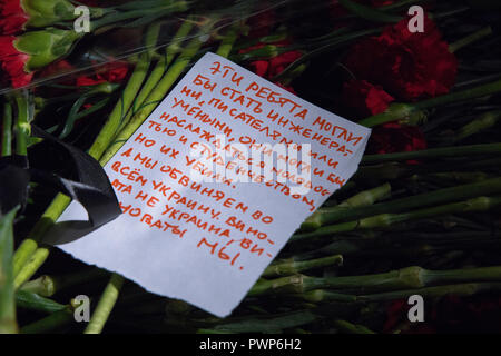 Moscou, Russie. 17 octobre, 2018. Des fleurs et des bougies laissées par pleureuses à la Grande Guerre Patriotique Ville Héroïne de Kerch monument situé sur le jardin d'Alexandre, pour les victimes de la 17 Octobre 2018 École Polytechnique Kertch attaque ; selon le Comité d'enquête, les corps de 17 personnes avec shot plaies ont été trouvés sur le site de l'attaque et d'environ 50 personnes ont été blessées dans la ville de Kertch, en Crimée. Credit : Victor/Vytolskiy Alamy Live News Banque D'Images