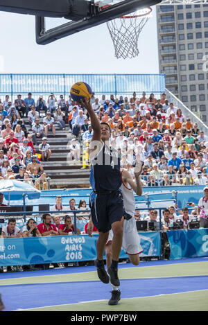 Ville de Buenos Aires, Ville de Buenos Aires, Argentine. 17 Oct, 2018. SPORTS. Ville de Buenos Aires, Argentine - le 17 octobre 2018.- L'Argentine est en concurrence avec la Belgique dans la finale hommes - Basquetball sur 3x3 Jour 10 de Buenos Aires 2018 Jeux Olympiques de la jeunesse au parc urbain le 17 octobre 2018 dans la ville de Buenos Aires, Argentine.L'Argentine gagne 20 à 15. Credit : Julieta Ferrario/ZUMA/Alamy Fil Live News Banque D'Images