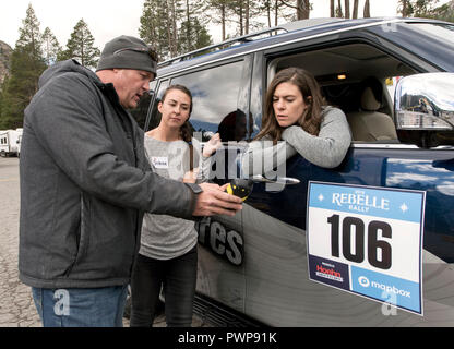 Lake Tahoe, California, USA. 11Th Oct, 2018. MIKE SHIRLEY détails le fonctionnement de la sécurité ''tracker'' qui sera attaché au véhicule de SEDONA BLINSON et Léa HEFFELFINGER sauvages de l'équipe grace au cours de l'inspection technique pour la troisième édition annuelle, le premier rallye Rebelle féministe navigation hors route rallye raid dans les États-Unis. L'événement dispose d'un système de notation unique dans lequel la vitesse de navigation de précision - pas - est le but ultime. Avec les téléphones cellulaires et les appareils GPS interdit pendant les 10 jours de l'événement, et armé simplement des cartes, compas et roadbooks, 43 équipes de deux personnes sont chargés de scor Banque D'Images