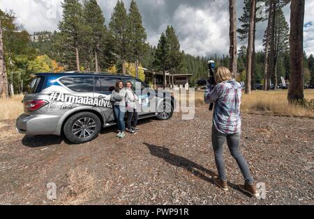 Lake Tahoe, California, USA. 11Th Oct, 2018. LEAH HEFFELFINGER, à gauche, et l'équipe de SEDONA BLINSON Grace sauvages ont leur photo faite pour le rallye site web avant le début de la troisième édition annuelle, le premier rallye Rebelle féministe navigation hors route rallye raid dans les États-Unis. L'événement dispose d'un système de notation unique dans lequel la vitesse de navigation de précision - pas - est le but ultime. Avec les téléphones cellulaires et les appareils GPS interdit pendant les 10 jours de l'événement, et armé simplement des cartes, compas et roadbooks, 43 équipes de deux personnes sont chargés de marquer des points basés sur le temps, la distance et caché checkpoin Banque D'Images