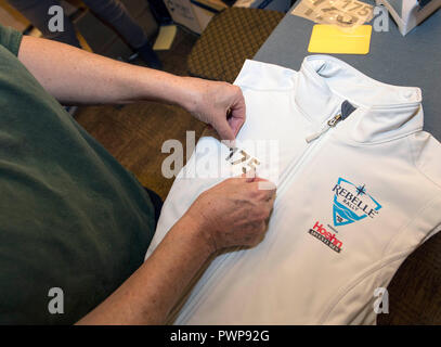 Lake Tahoe, California, USA. 11Th Oct, 2018. Un numéro d'identification est appliqué à un gilet pour être porté par un membre de l'équipe qui n'est pas perdu pour la durée de la troisième édition annuelle, le premier rallye Rebelle féministe navigation hors route rallye raid dans les États-Unis. L'événement dispose d'un système de notation unique dans lequel la vitesse de navigation de précision - pas - est le but ultime. Avec les téléphones cellulaires et les appareils GPS interdit pendant les 10 jours de l'événement, et armé simplement des cartes, compas et roadbooks, 43 équipes de deux personnes sont chargés de marquer des points basés sur le temps, la distance et les points cachés comme ils font leurs Banque D'Images