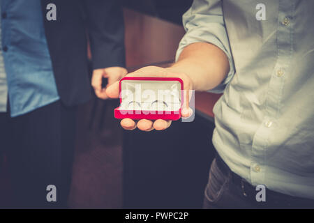 Best man holding red boite à bijoux de mariage. Close up. Banque D'Images